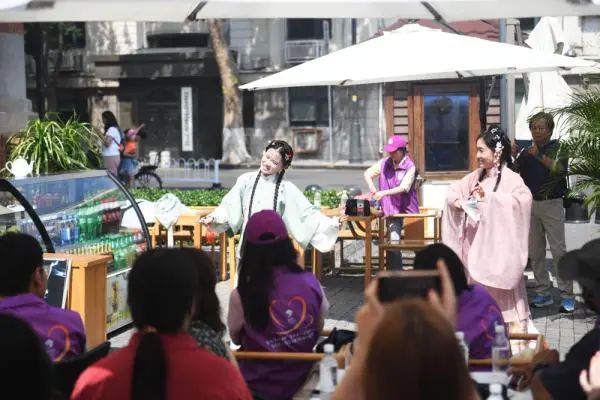中外志愿者在天津意风区感受端午文化魅力