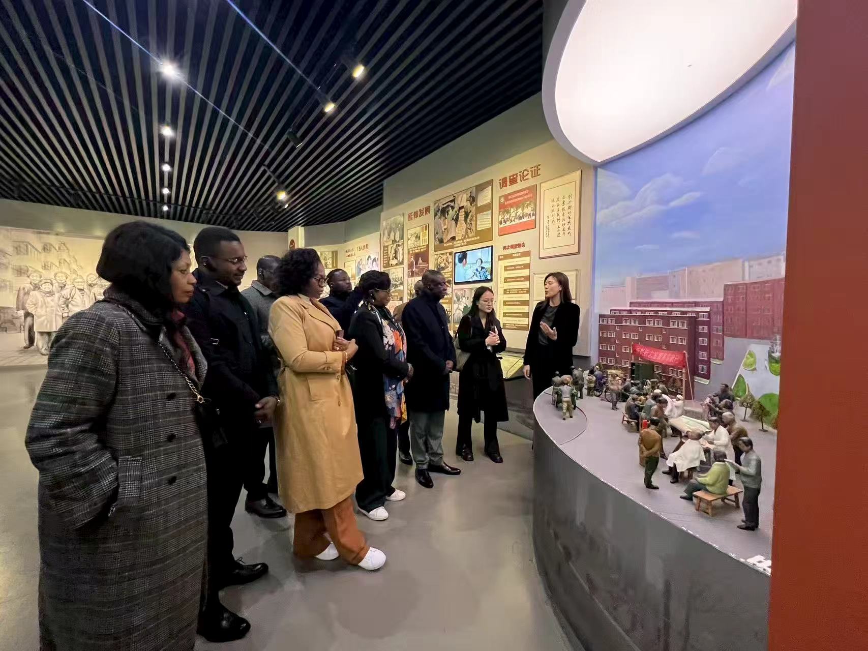 刚果（金）民主与社会进步联盟总书记卡布亚一行访问天津