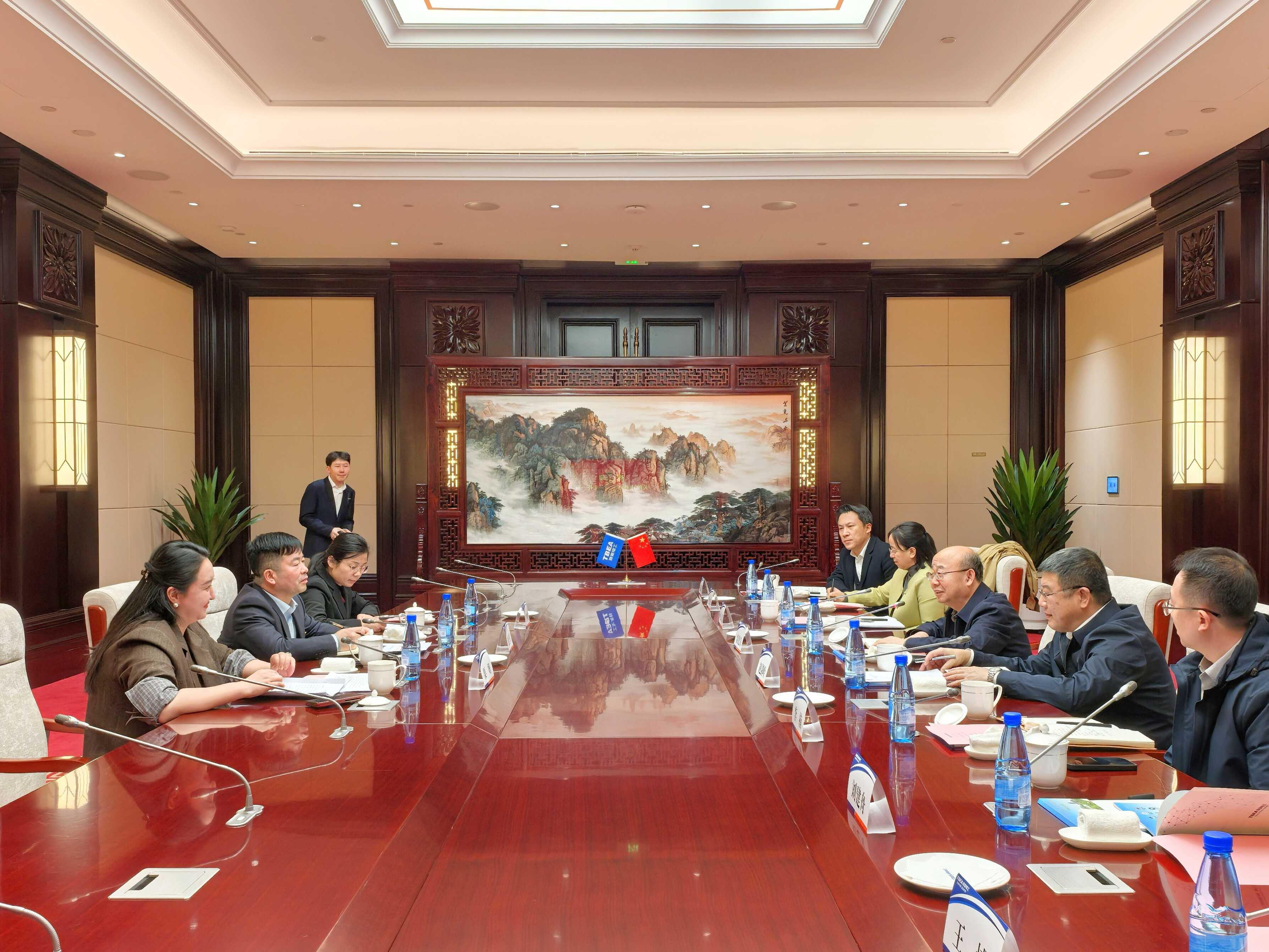 市外办主任栾建章赴特变电工天津总部和英华实验学校调研